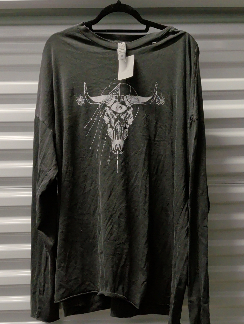 Nwt Gray Long Sleeve Distressed Graphic Tee with Bull Skull Design